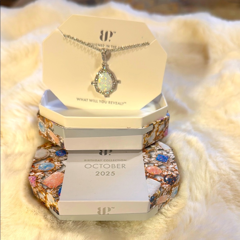 Elegant Silver Necklace with Opal Pendant